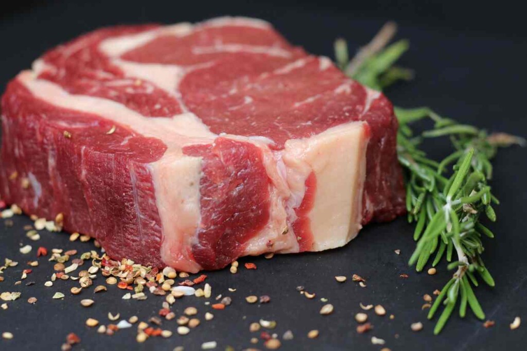 Distribuidora de carnes contrata 12 profissionais — de auxiliar a motorista