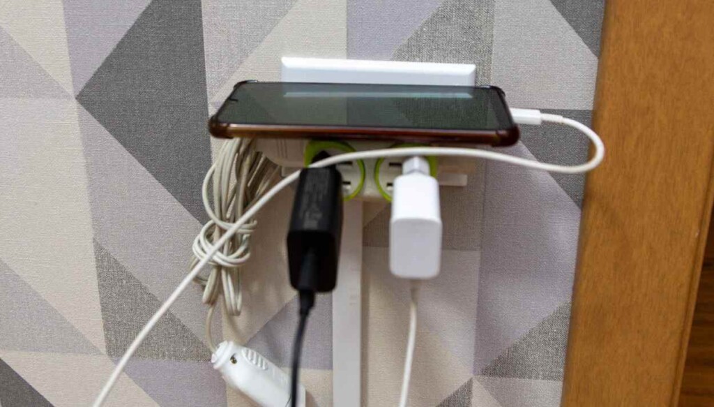 Férias e crianças em casa pedem cuidados contra acidentes com energia