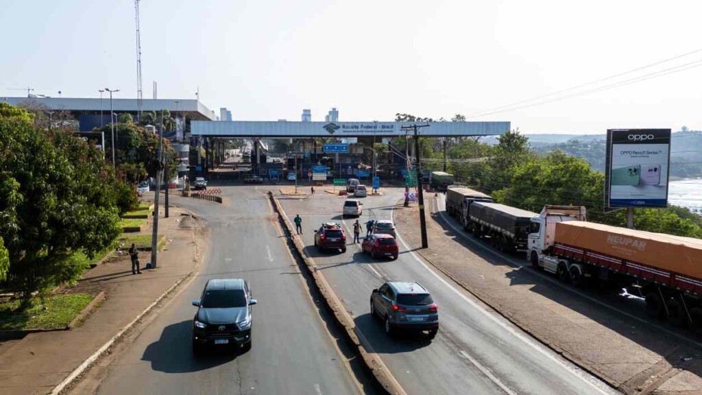 ‘Laranjas’ em ônibus caem com R$ 100 mil em importados na fronteira