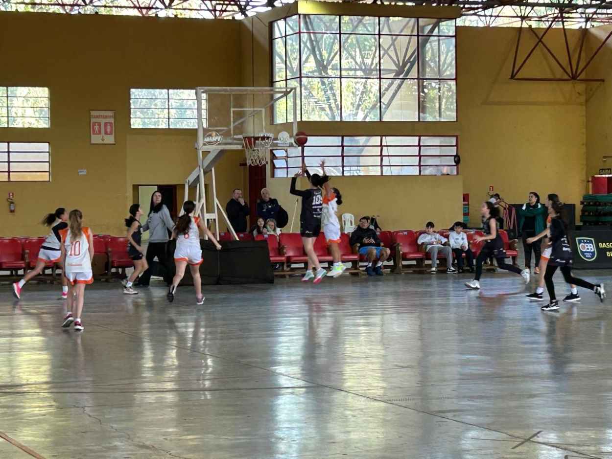 Competição de minibasquete reúne cerca de 700 atletas de 6 a 12 anos em Foz