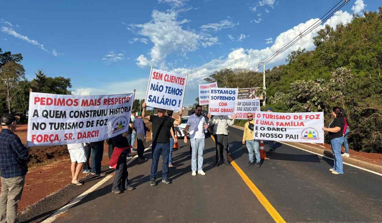Em protesto, guias de turismo interrompem trânsito na Rodovia das Cataratas
