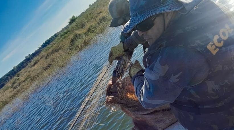 Autoridades argentinas usaram uma lancha para patrulhar as águas do lago Urugua-í.