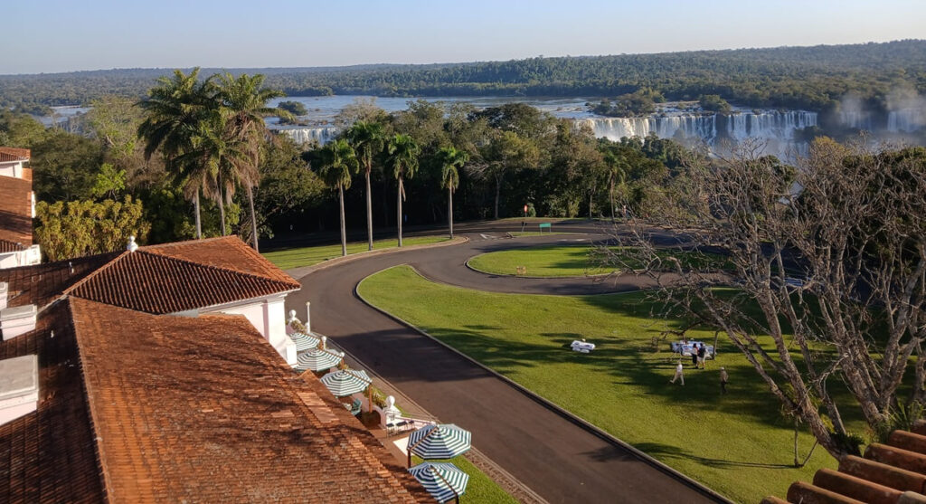 Cataratas vistas do alto da torre panorâmica do hotel.