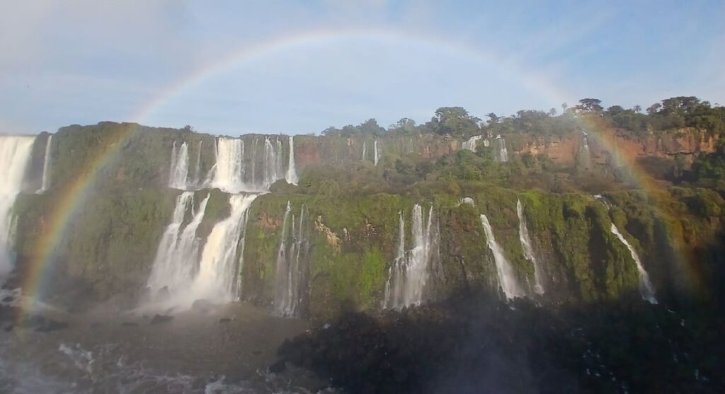 Arco-íris de ponta a ponta nas Cataratas do Iguaçu.