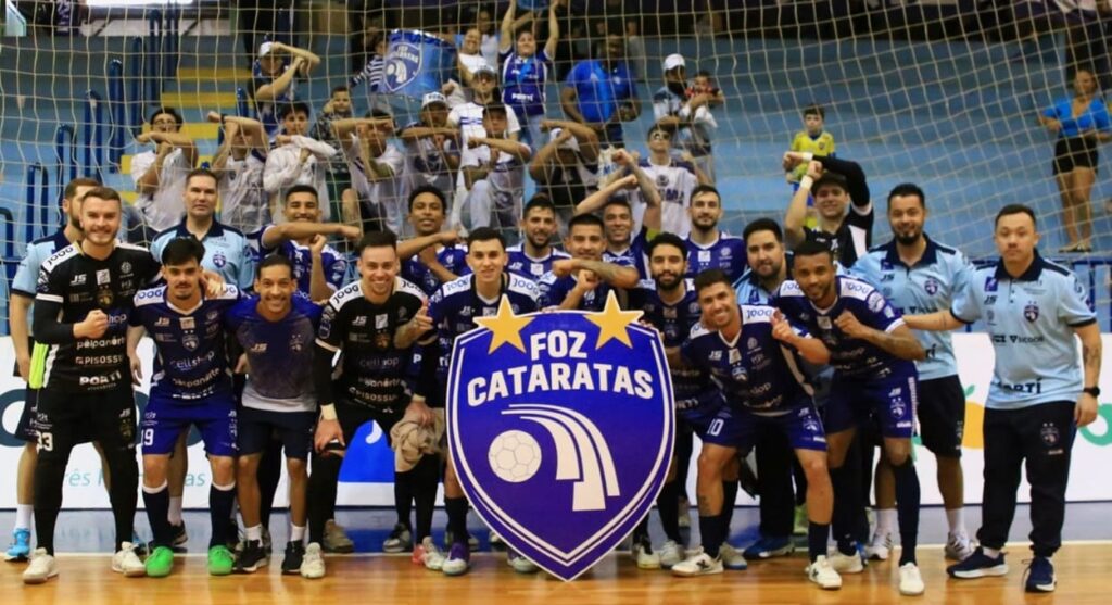 Após a vitória, jogadores do Foz Cataratas comemoraram com a torcida. 