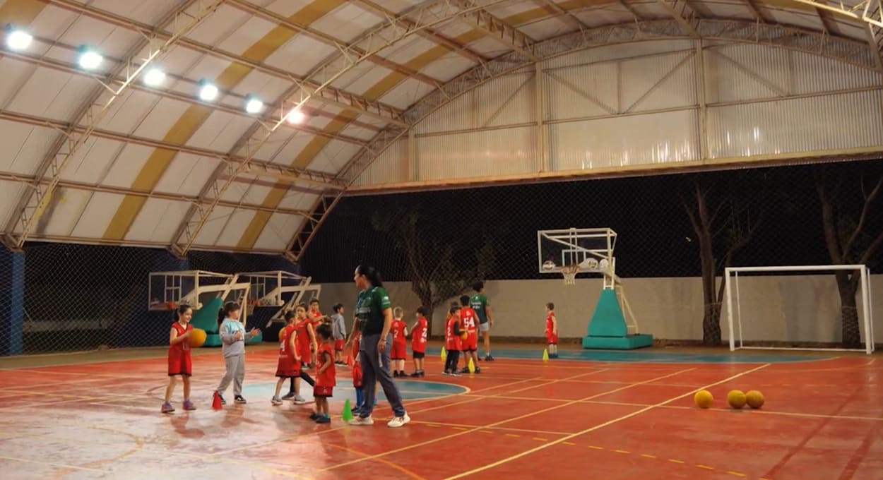 Cesta! Projeto apoiado por Itaipu desenvolve o basquete em Foz do Iguaçu