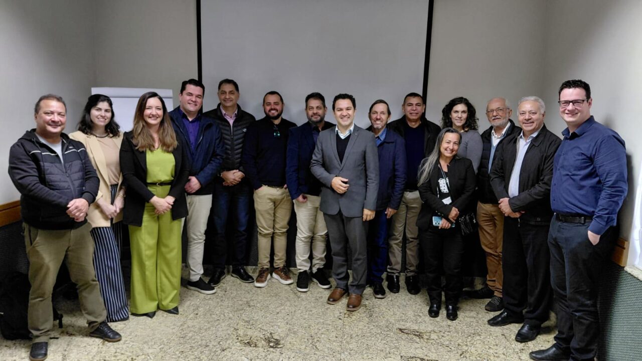Hoteleiros do Oeste do Paraná debatem pautas estratégicas em Foz do Iguaçu