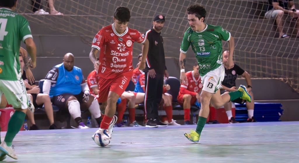 Foz Futsal e Capanema fizeram duelo com muito equilíbrio.
