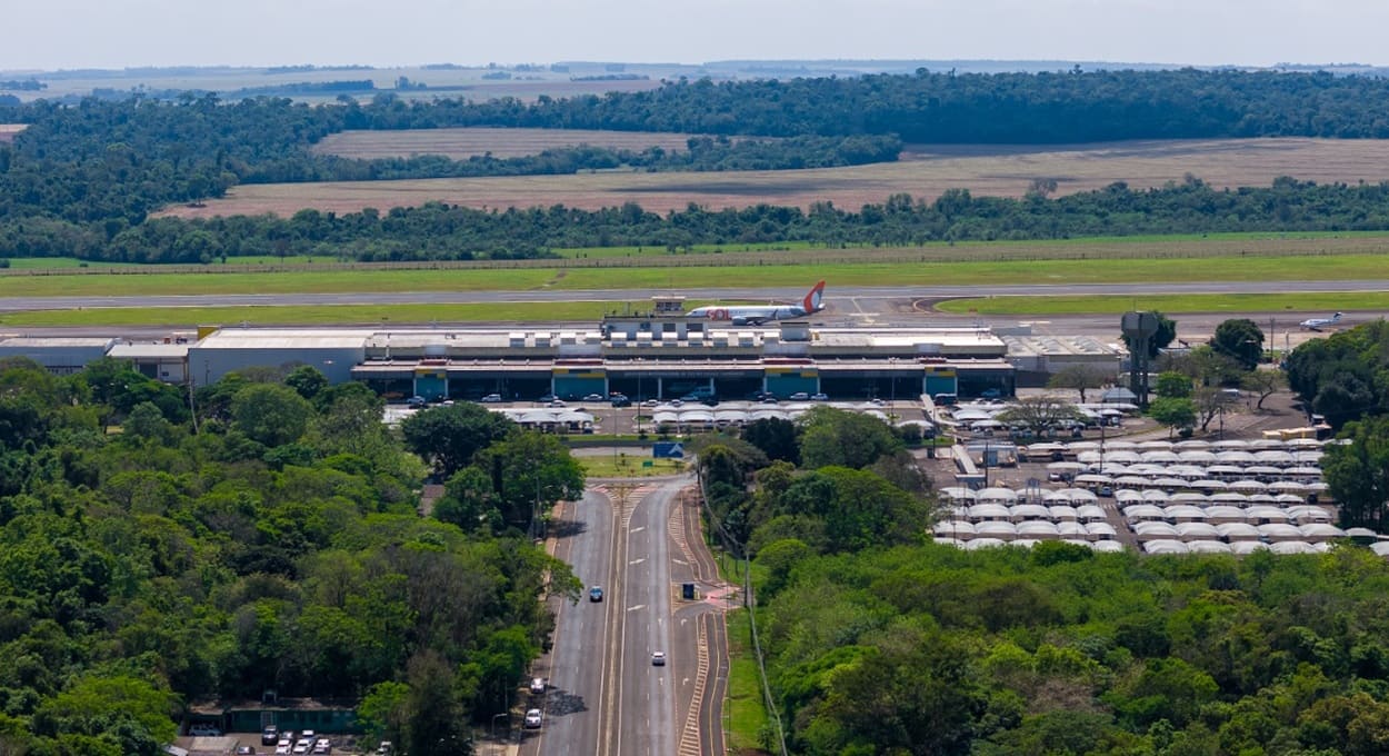 Equipe da FAB inspeciona equipamentos no aeroporto de Foz do Iguaçu