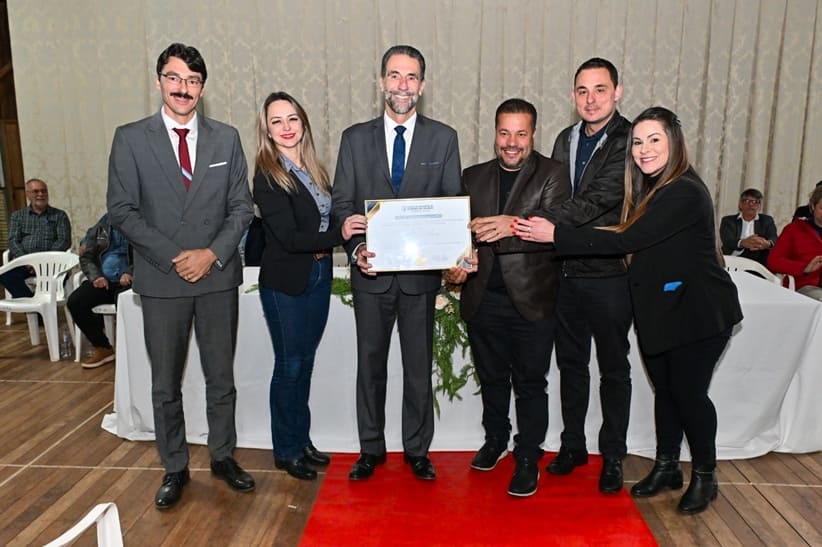 Entrega do título de cidadania honorária ao diretor-geral brasileiro de Itaipu.