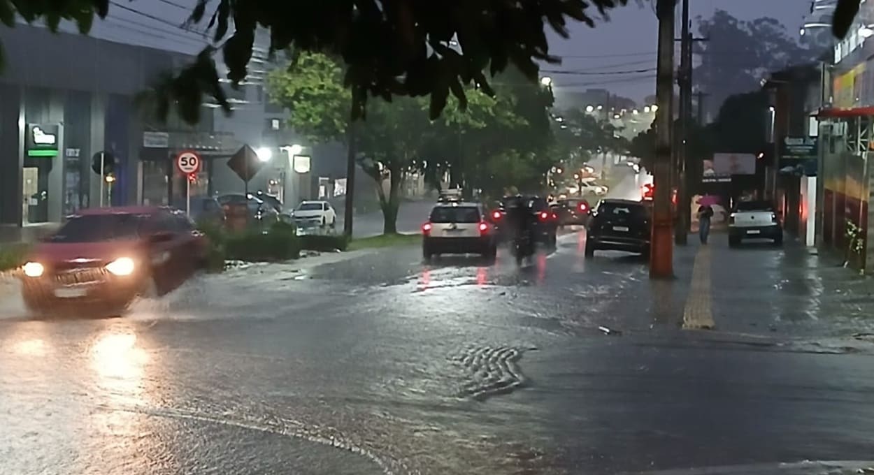 Foz do Iguaçu tem alerta laranja de vento e chuva para esta terça (19)