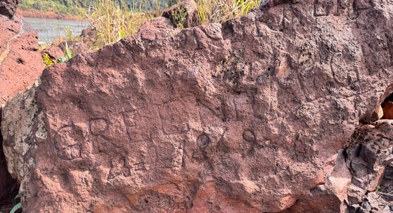 História viva: veja a “pedra escrita” da barranca do Rio Iguaçu em Foz