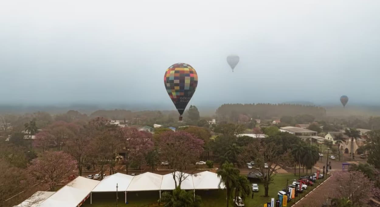 Campeonato de Balonismo no Paraguai colore o céu na fronteira