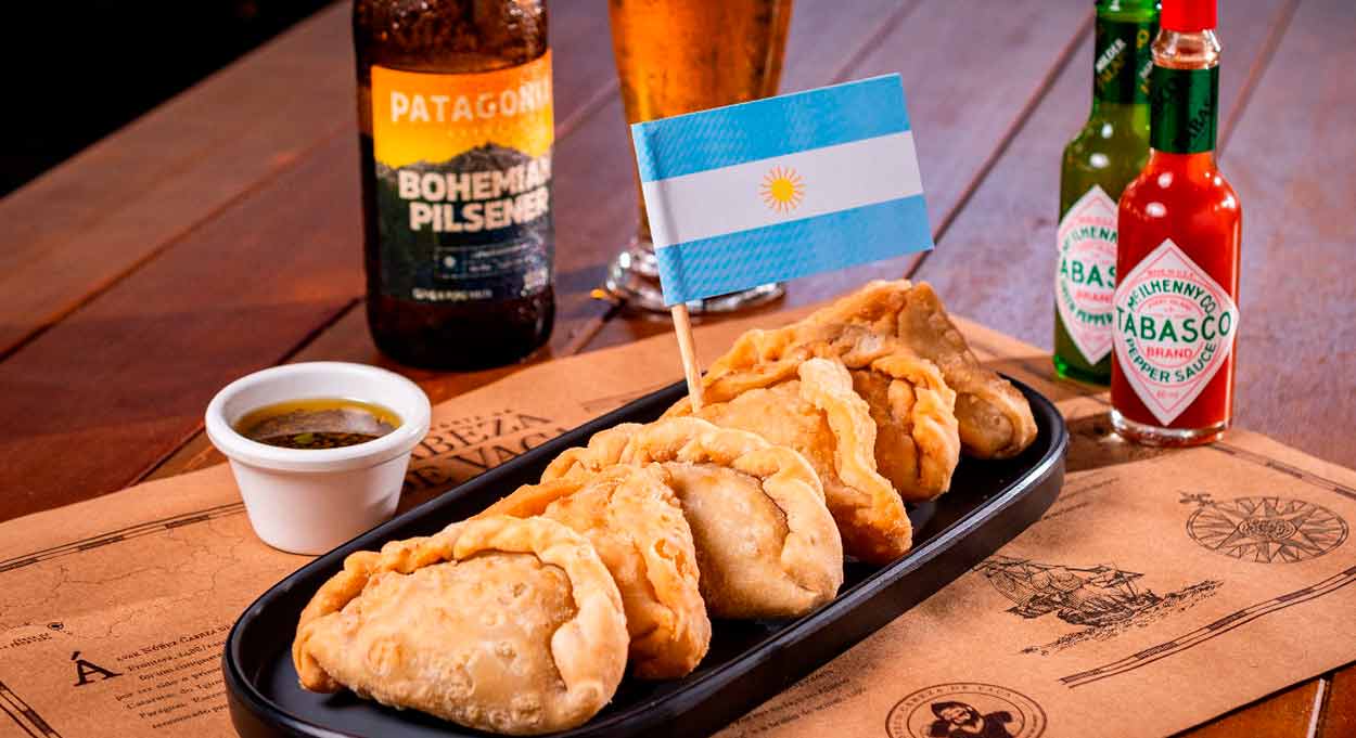 Conheça a história da empanada argentina, prato típico servido no Marco das Três Fronteiras