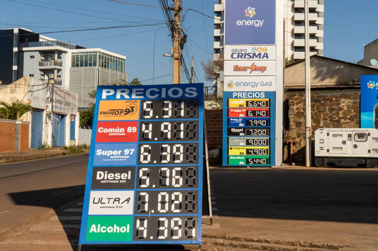 Gasolina aditivada no Paraguai já custa menos que a comum no Brasil