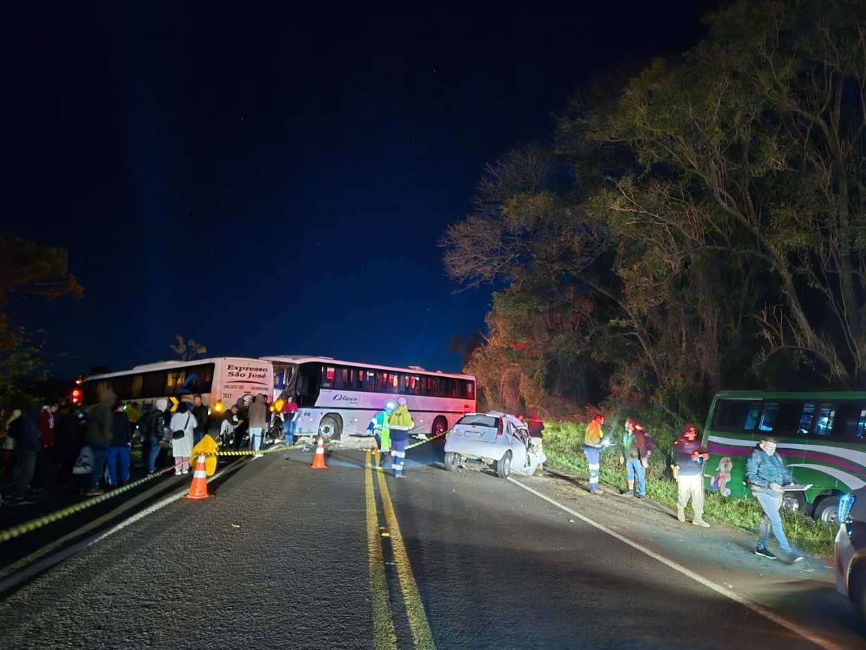 Acidente envolvendo carro e 3 ônibus deixa 2 mortos e 13 feridos na BR-277