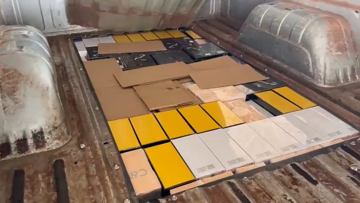 Brasileiro levava R$ 270 mil em smartphones e gravador em fundo falso de caminhonete