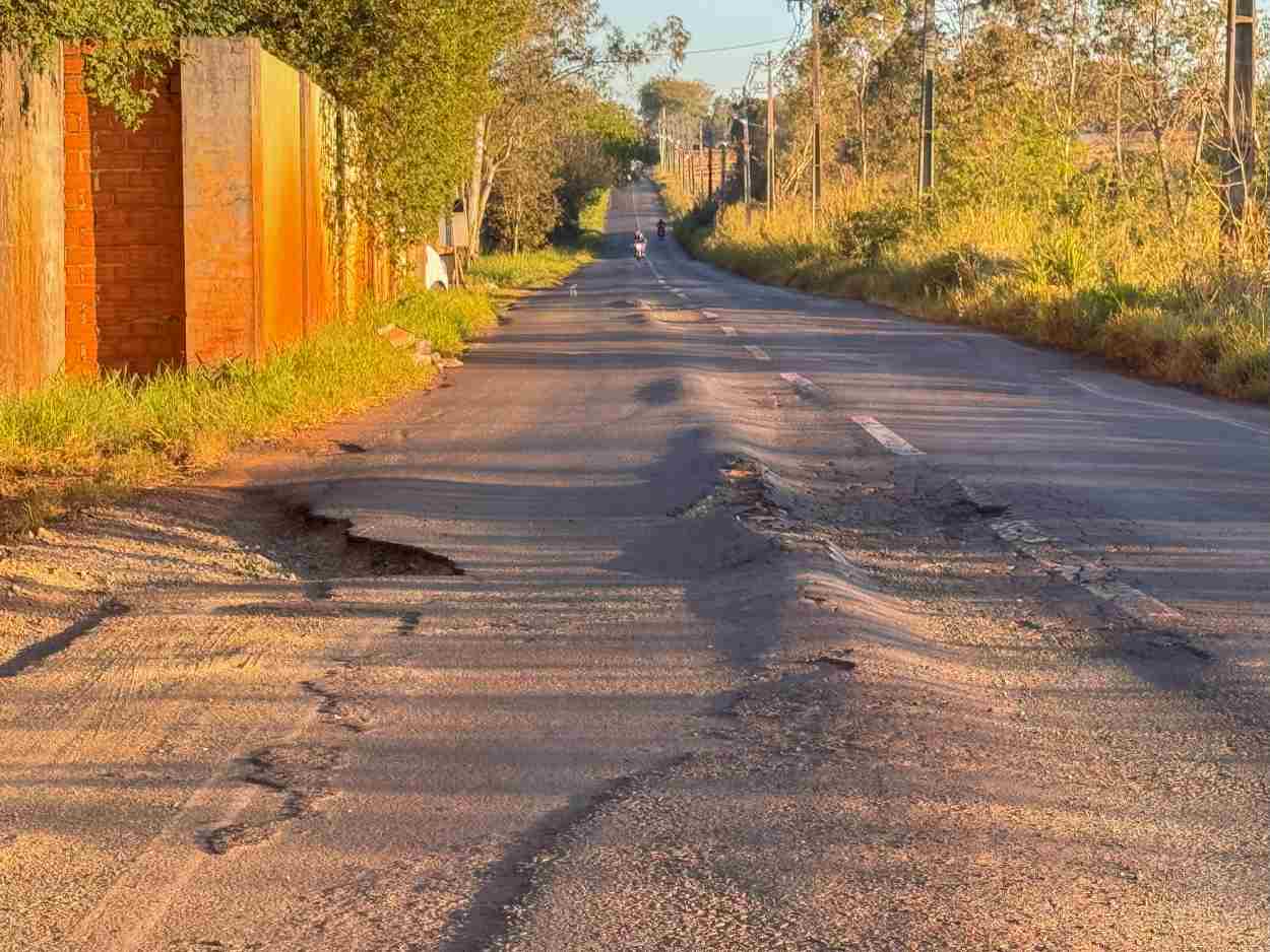 Buracos fazem motorista trafegar pela contramão na Maria Bubiak