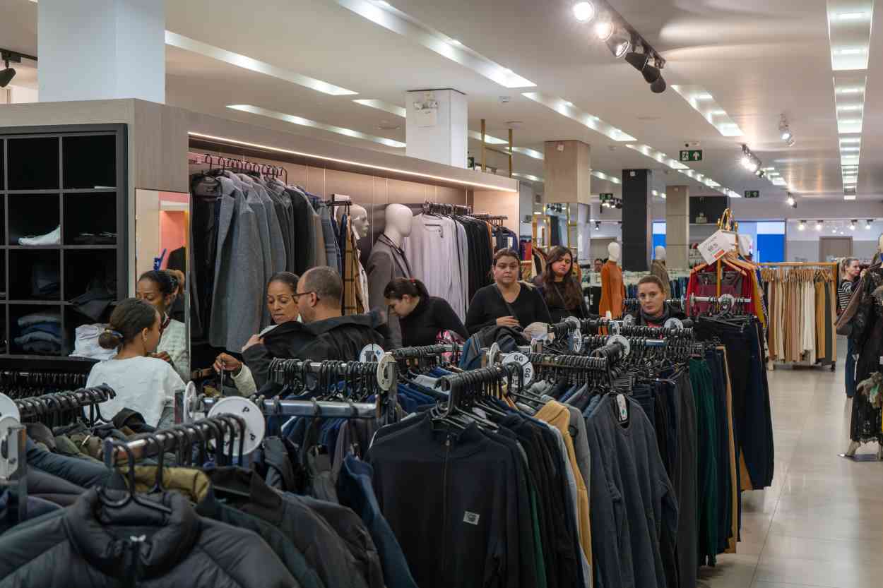 Comércio de Foz do Iguaçu impulsiona 4 em cada 10 novos empregos