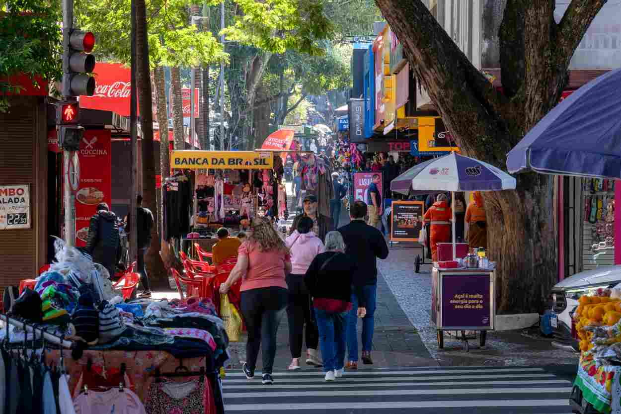 Comércio de Foz do Iguaçu lidera geração de empregos em julho