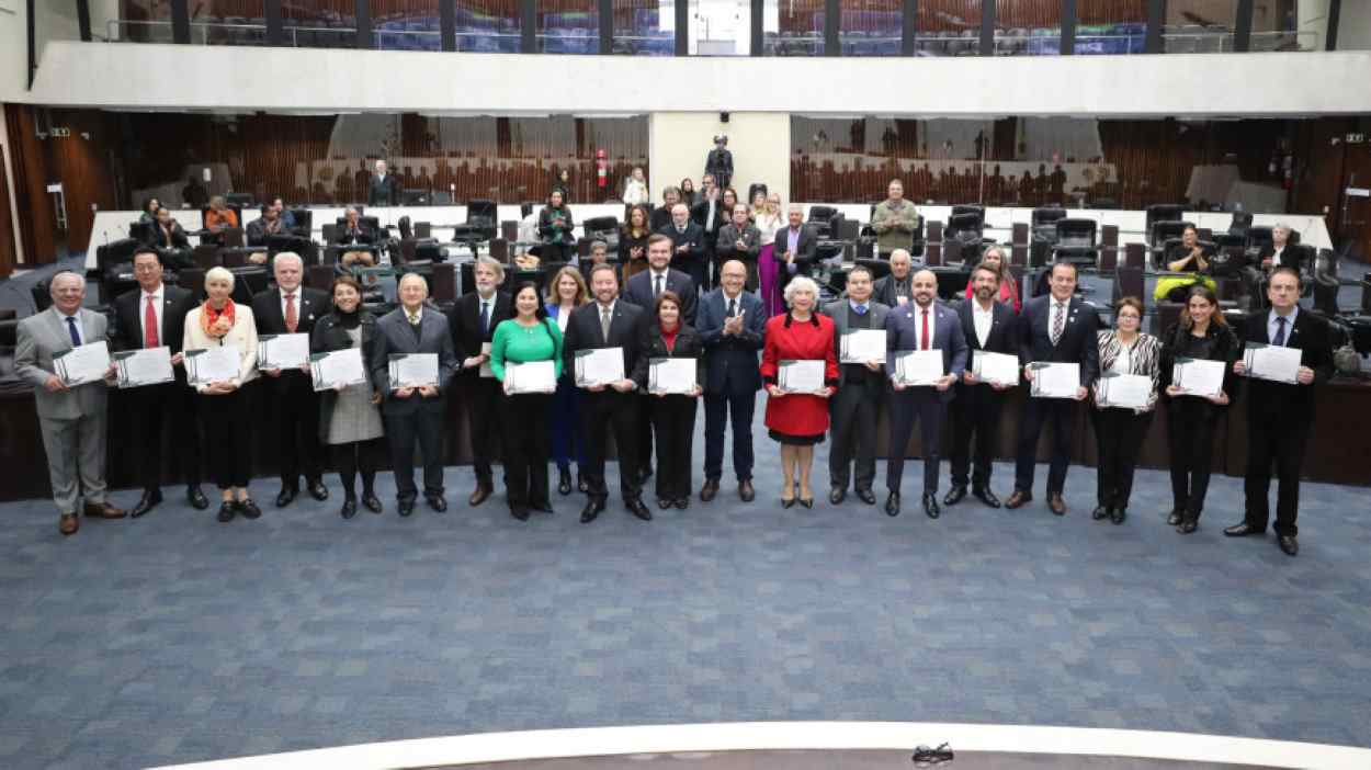 De 35 países, consulados no Paraná são homenageados na Assembleia