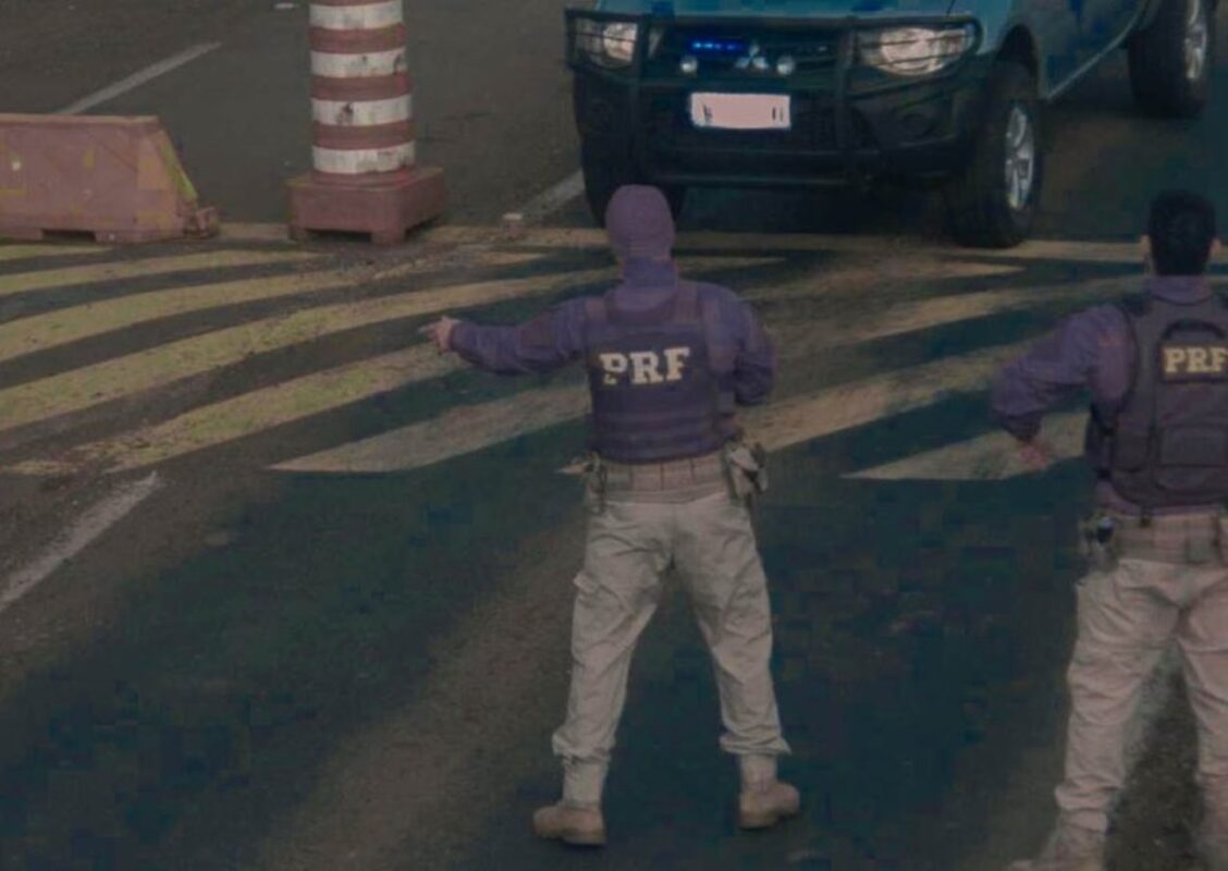 Paraguaios são flagrados com cocaína e iPhones em viatura falsa da Receita Federal