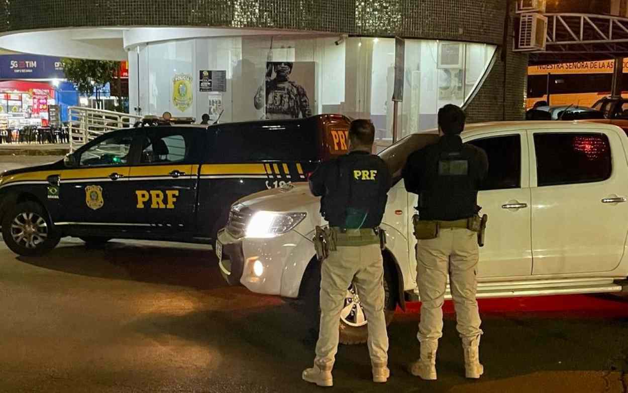 Dupla é presa tentando atravessar Hilux roubada para o Paraguai
