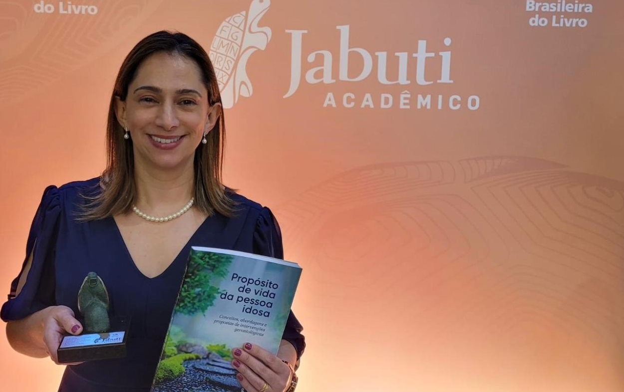 Autora de Foz ganha Jabuti com livro sobre propósito de vida das pessoas idosas