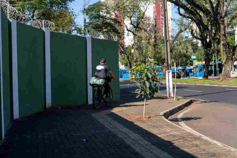 Obra da Avenida Juscelino Kubitschek está parada em trecho perto do terminal