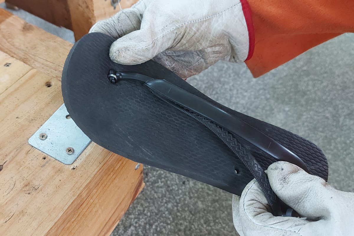 Presos reduzem pena fabricando chinelos em Foz do Iguaçu