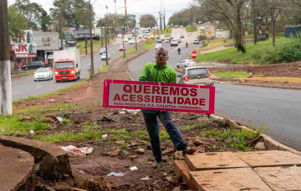Em protesto por obra parada da JK, ciclista de causas coletivas abre faixa no viaduto