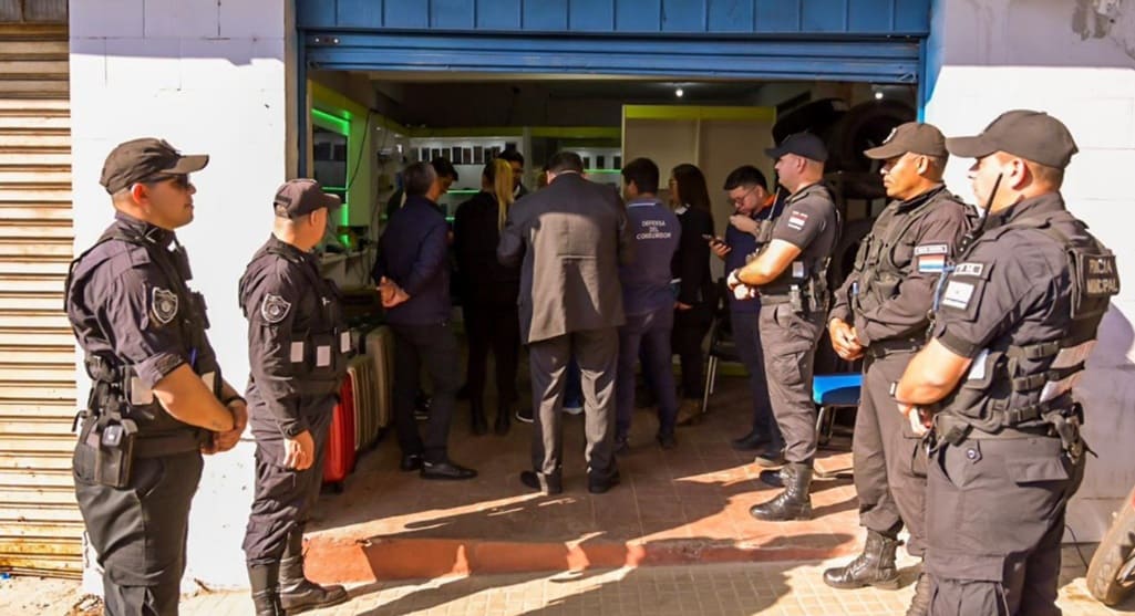 Comitiva durante a vistoria ao local denunciado no Paraguai.