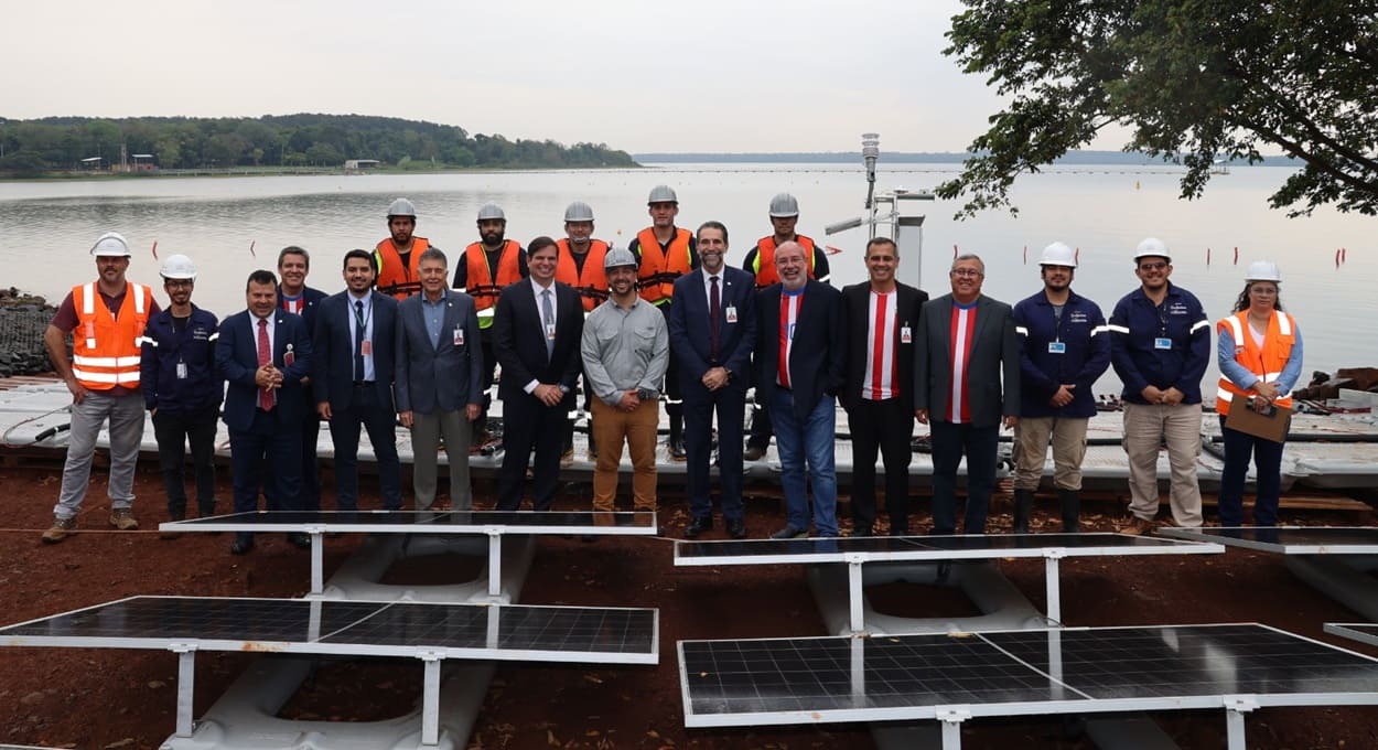 Diretores de Itaipu visitam construção de usina solar flutuante no lago