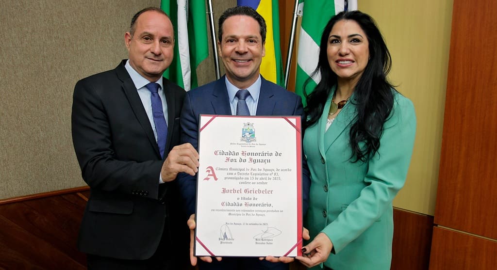 Beni Rodrigues (à esquerda) propôs o título de cidadania honorária para o fundador da Cellshop.