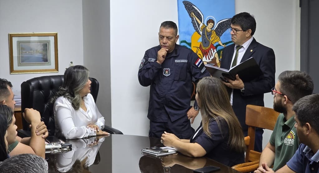 Prefeita interina de Ciudad del Este, María Portillo, instrui servidores sobre ações de defesa do consumidor.
