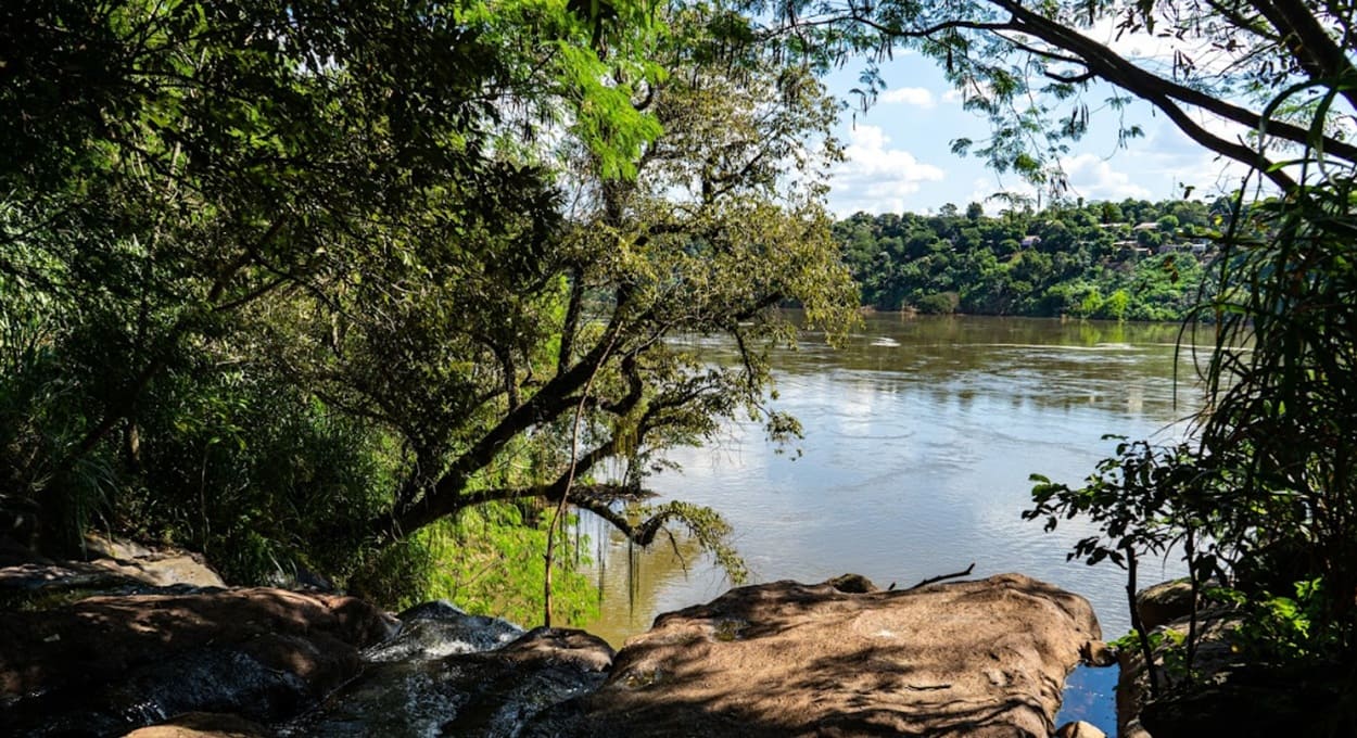 Naufrágio de canoa deixa um morto e um desaparecido no Rio Paraná