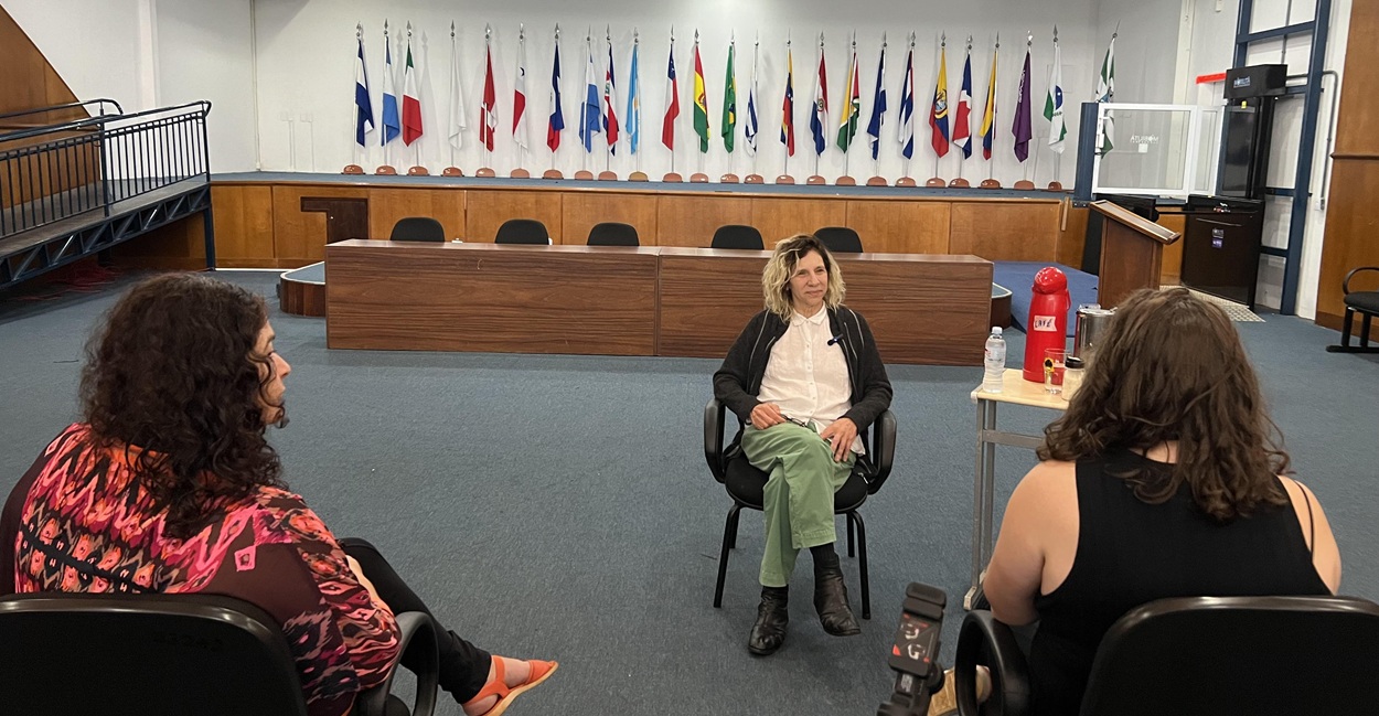 Denise Stoklos: uma conversa sobre carreira, teatro e lutas sociais