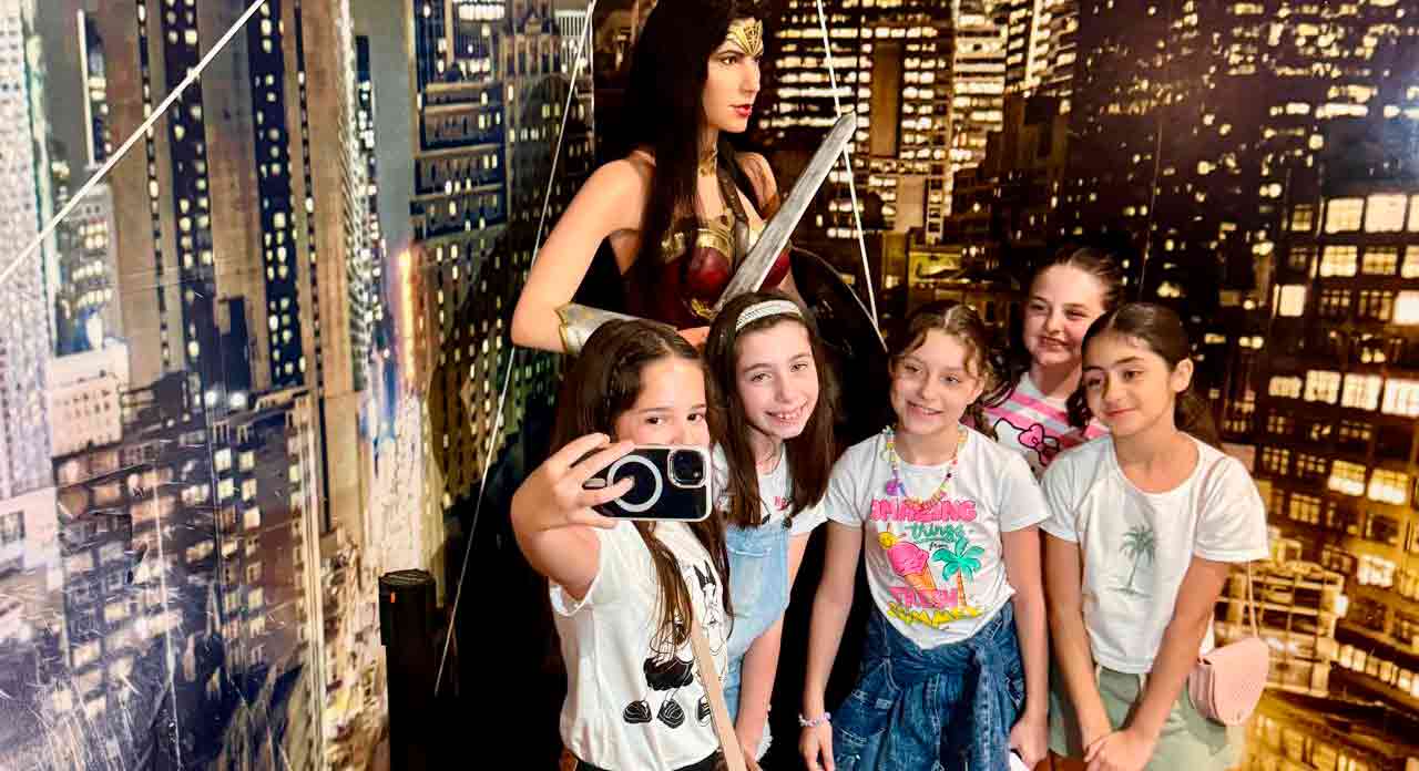 Dinossauros, heróis e pinguins chegam ao Dreams Park Show para o mês das crianças