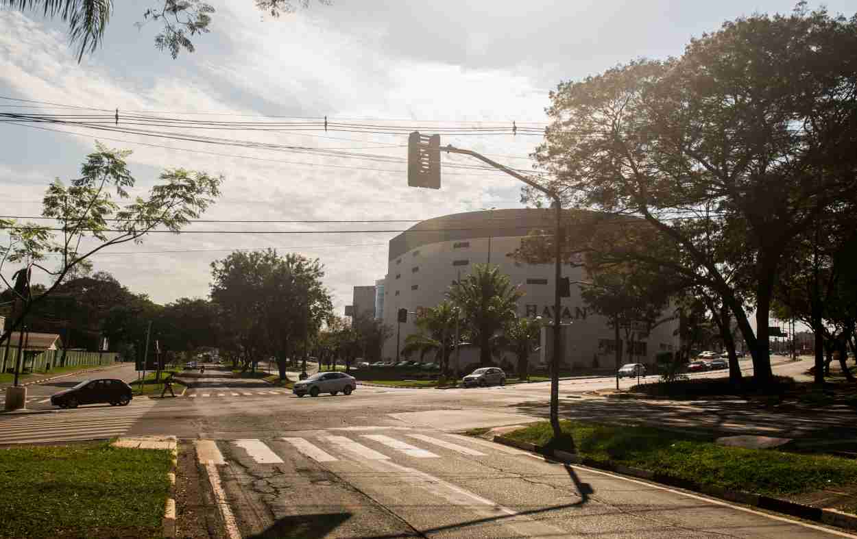 Avenida Paraná terá bloqueio para montagem do desfile a partir desta 5.ª