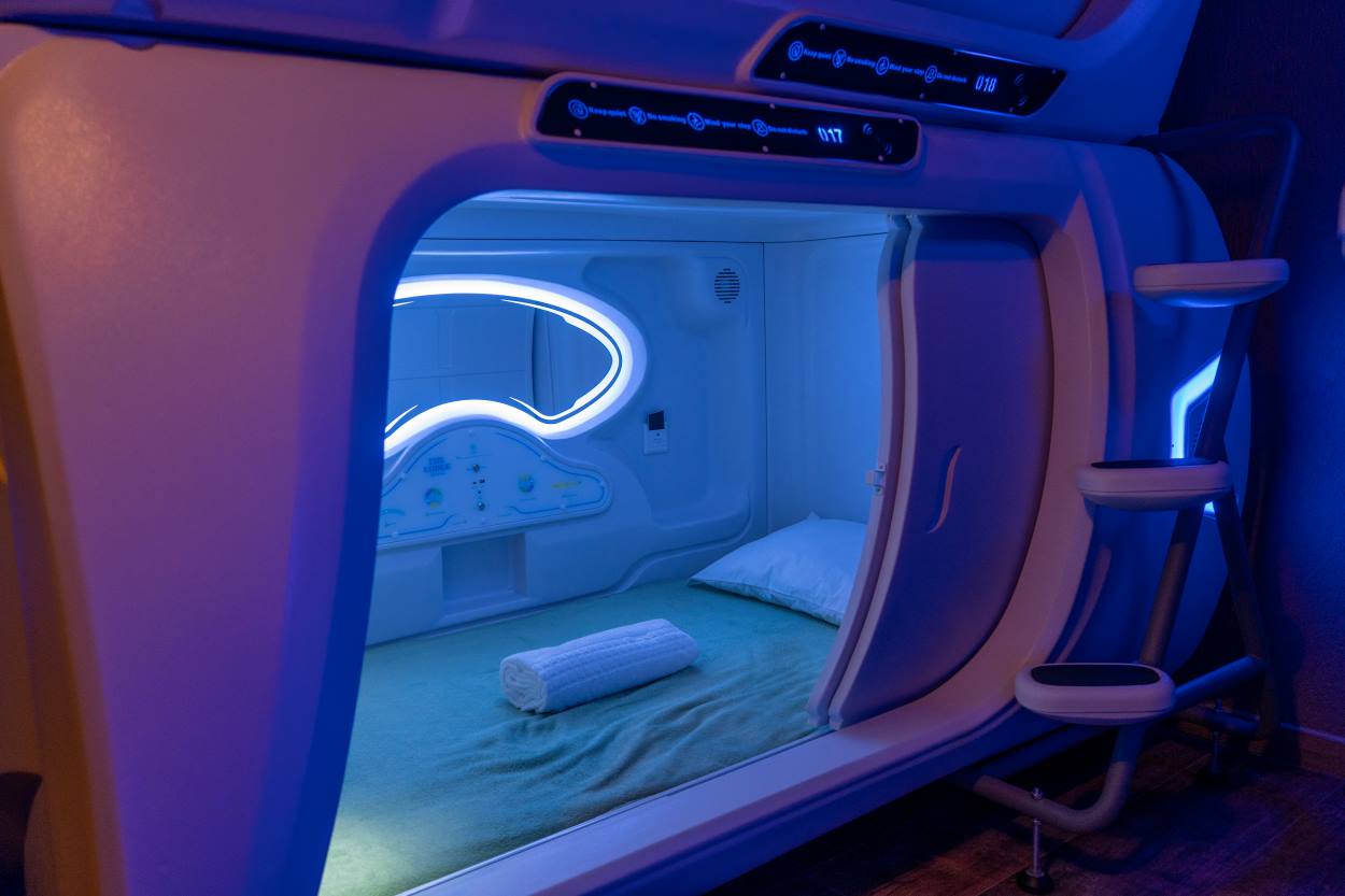 Foz ganha hospedagem em cápsula futurista e temática