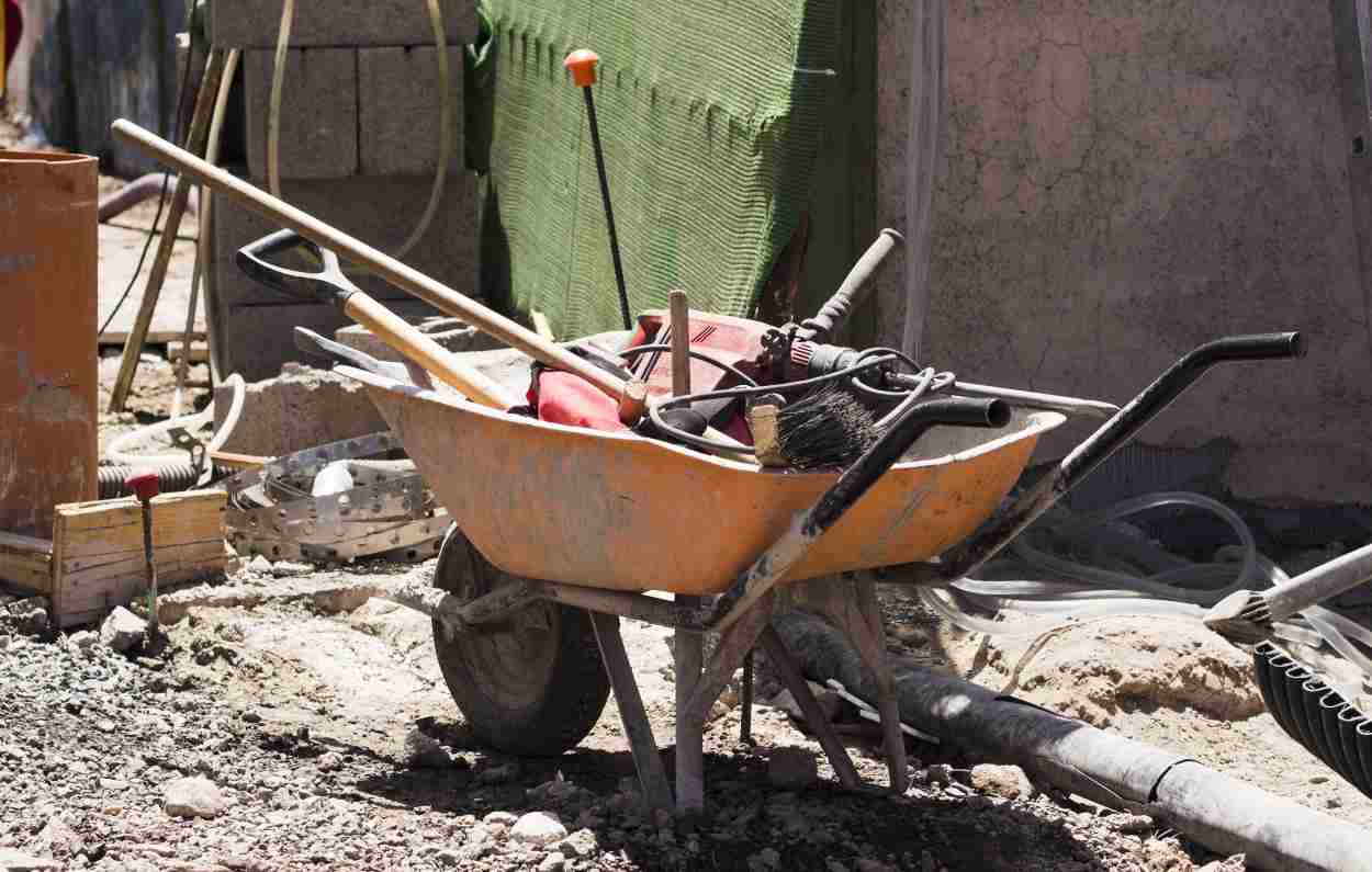 Construtora oferece vagas para pedreiro e auxiliar de obras