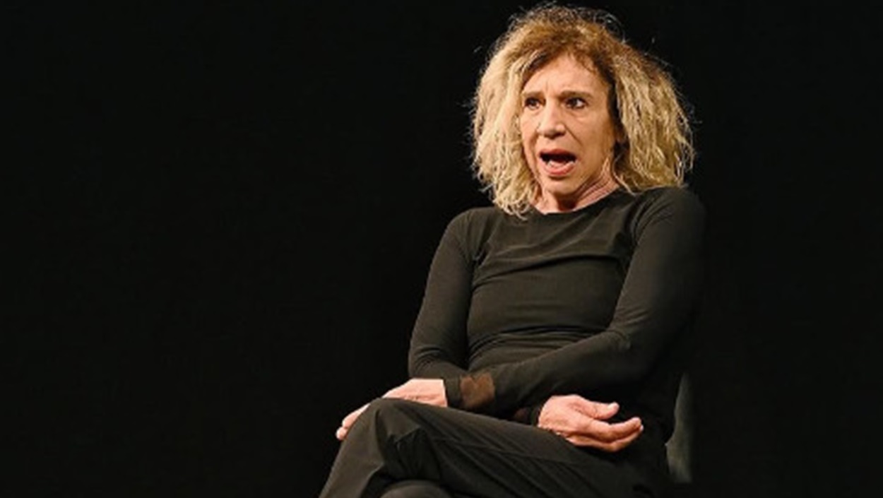 Atriz Denise Stoklos apresenta espetáculo gratuito neste sábado em Foz