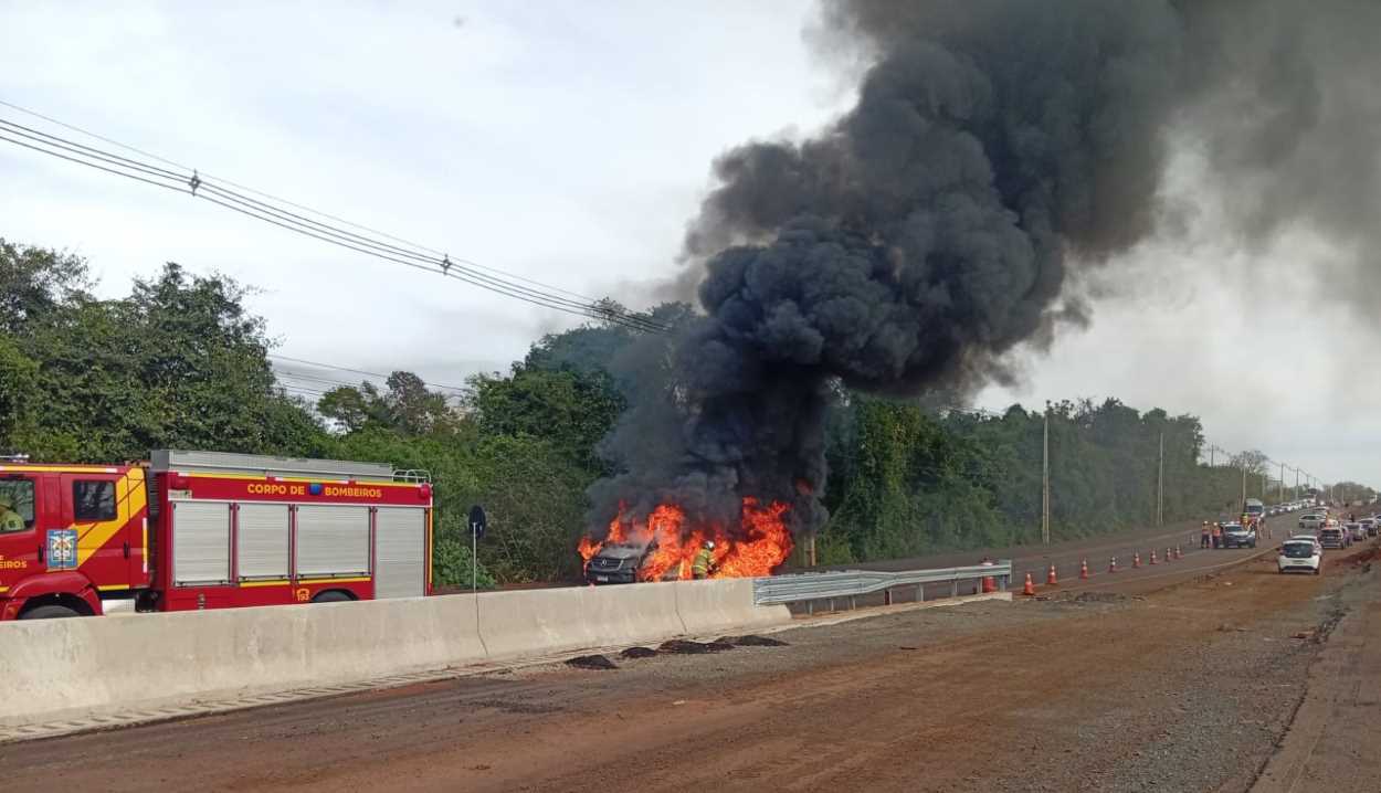 Fogo consome van de turismo na Rodovia das Cataratas; assista