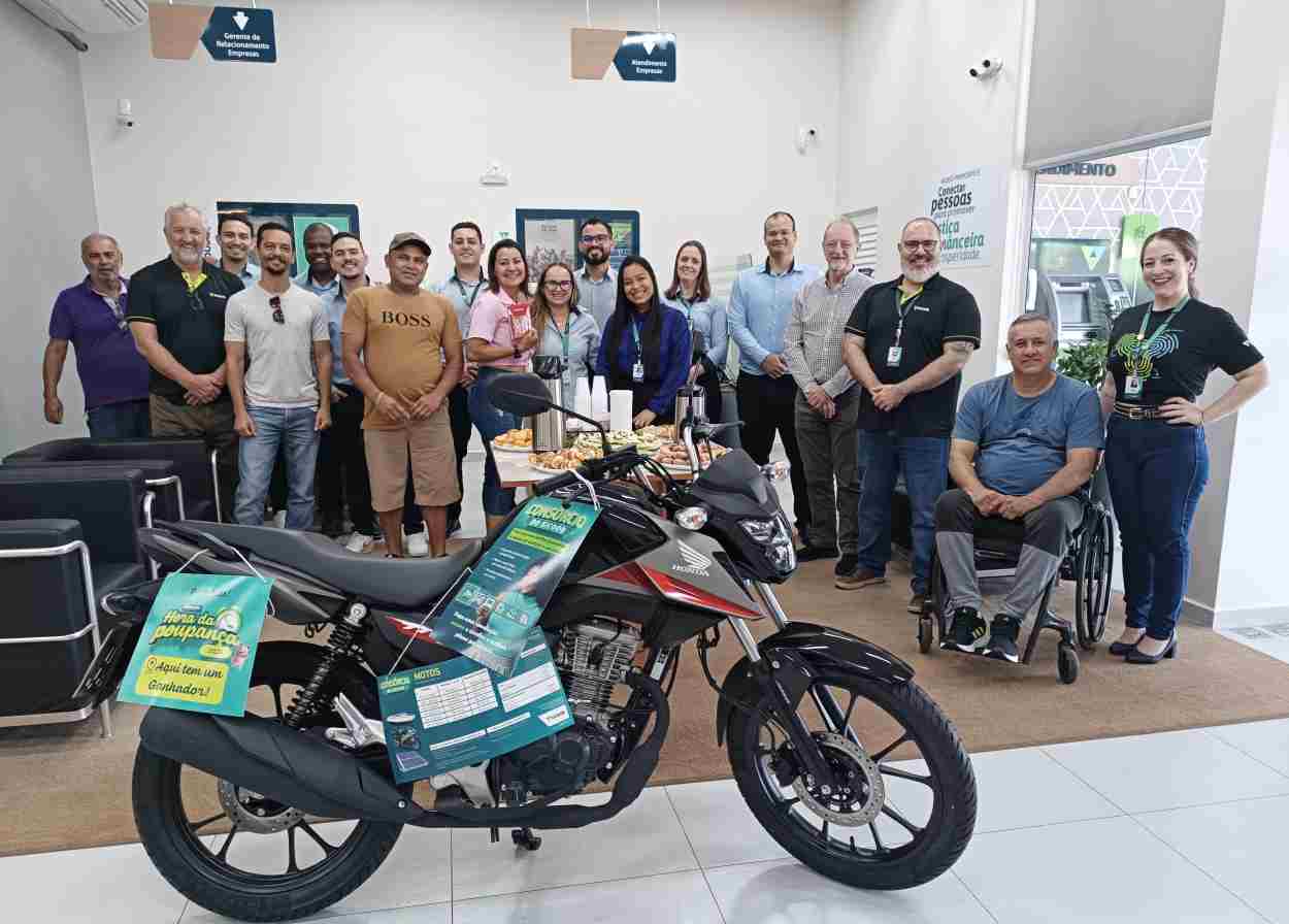 Premiação em Foz: Sicoob entrega duas motos zero para cooperados