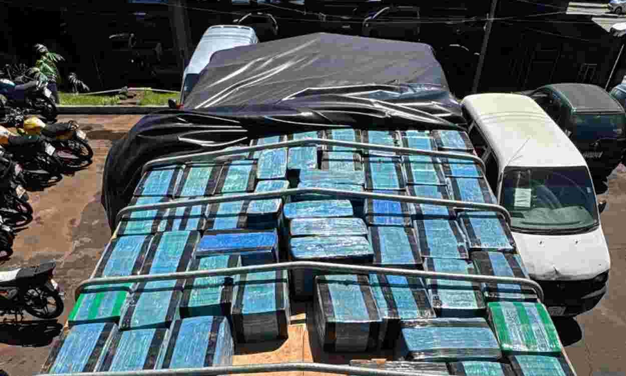 Caminhão com teto falso é interceptado na fronteira com cerca de 2 toneladas de maconha