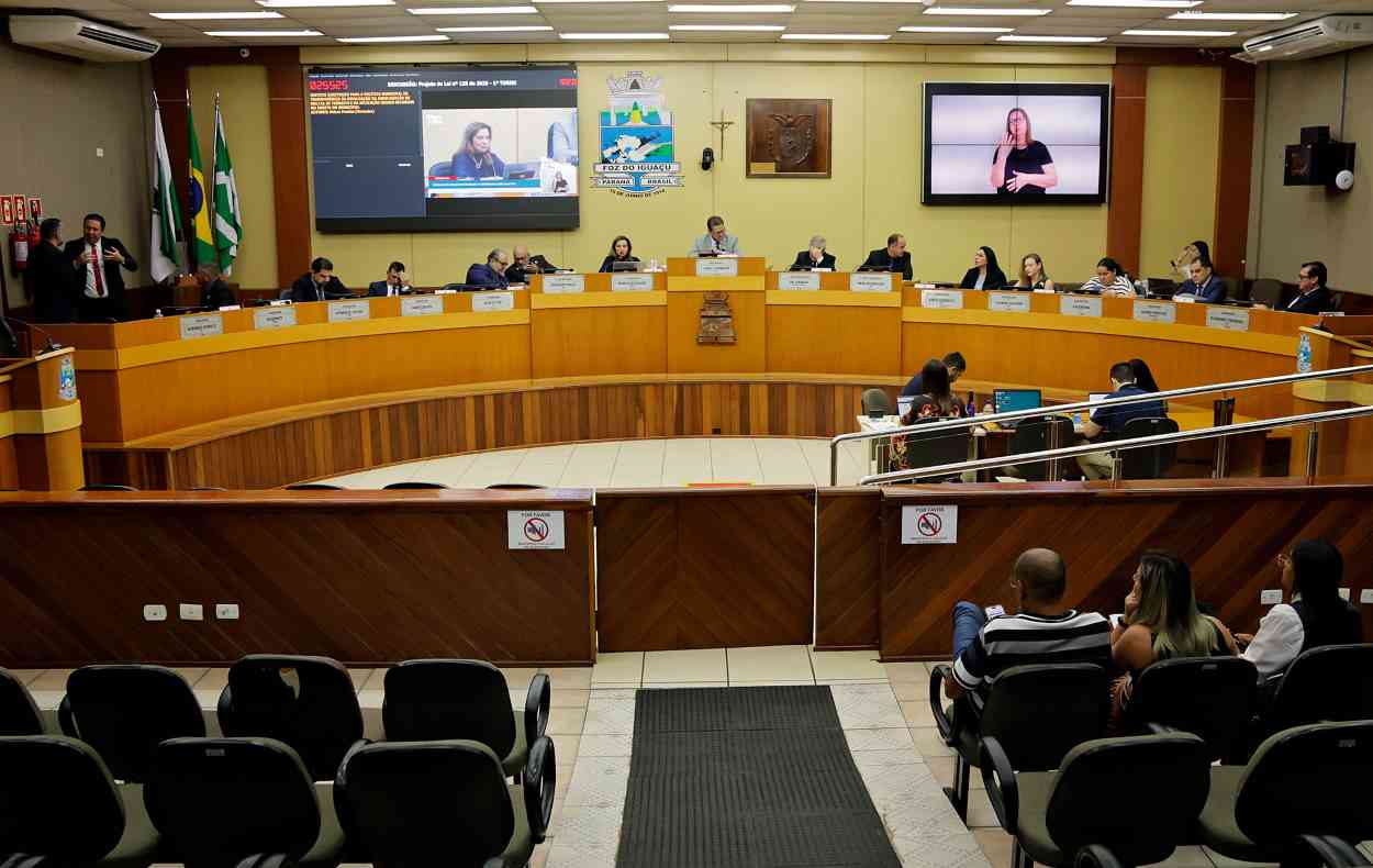 Vereadores rejeitam projeto do prefeito em iluminação pública por 9 a 6