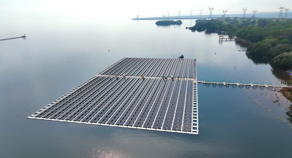 Usina solar flutuante fica próxima à barragem de Itaipu.