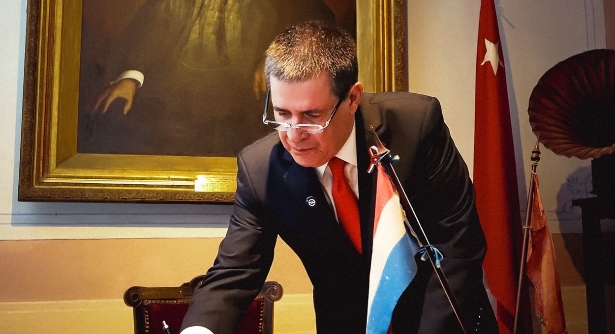 Donald Trump retira sanções dos EUA sobre ex-presidente do Paraguai
