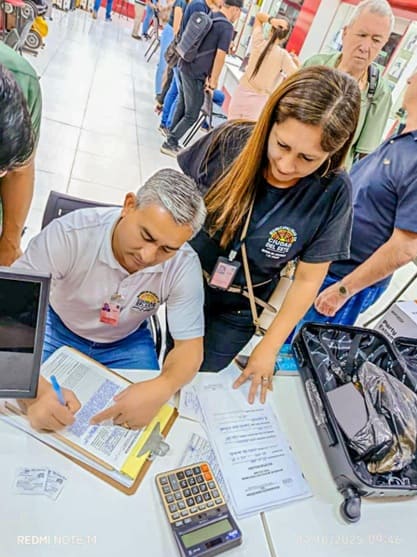 Autoridades do Paraguai lavram ata em uma das lojas denunciadas.