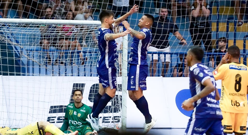 Léo e Pajé comemoram um dos gols do Foz Cataratas.